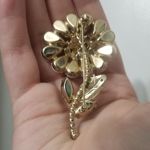 Vtg unsigned milk glass & rhinestone daisy brooch, should be Weiss - Picture 5 of 13